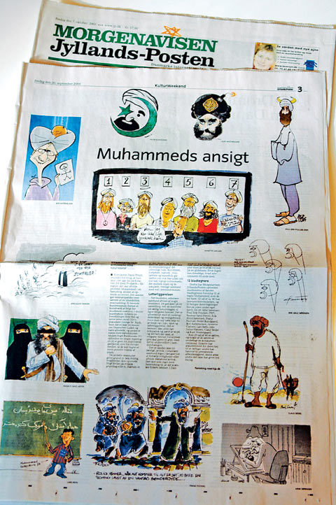 Muhammed-tegningerne er tolv satiriske tegninger af islams profet Muhammed, der i 2005 blev bragt i Jyllands-Posten. Tegningerne – en af en mand med en bombe i turbanen og en, der gør grin med Jyllands-Posten – blev bragt den 30. september 2005, som illustration til en artikel om selvcensur og ytringsfrihed. Muhammed-tegningerne er tolv satiriske tegninger af islams profet Muhammed, der i 2005 blev bragt i Jyllands-Posten. Tegningerne – en af en mand med en bombe i turbanen og en, der gør grin med Jyllands-Posten – blev bragt den 30. september 2005, som illustration til en artikel om selvcensur og ytringsfrihed.